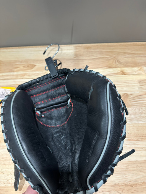 Vist Large View of Product Image Which is New Wilson A500 BB/SB Catchers RH Throw None 32"