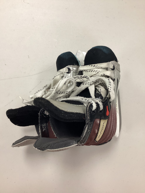 Vist Large View of Product Image Which is Used Bauer VAPOR VI Youth Hockey Skate Youth 09.0