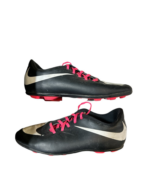 Vist Large View of Product Image Which is Used Nike Soccer Cleats Black And Pink Senior 5.5