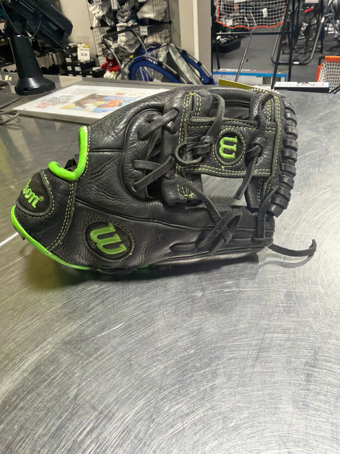 Vist Large View of Product Image Which is Used Wilson A500 BB/SB Glove RH Throw Black 11 1/2"