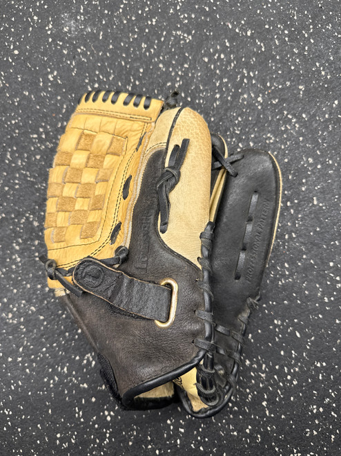 Vist Large View of Product Image Which is Used Louisville Slugger FP1152P BB/SB Glove RH Throw None 11 1/2"