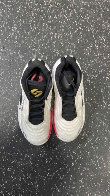 Vist Large View of Product Image Which is Used Jordan Basketball Shoes Y White Junior 03.5