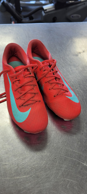 Vist Large View of Product Image Which is Used Nike Soccer Cleats Pink Junior 05.5