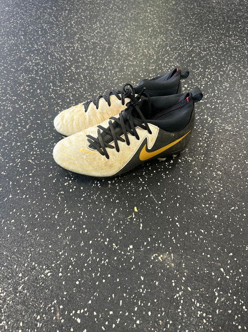 Vist Large View of Product Image Which is Used Nike Soccer Cleats White Junior 05.5