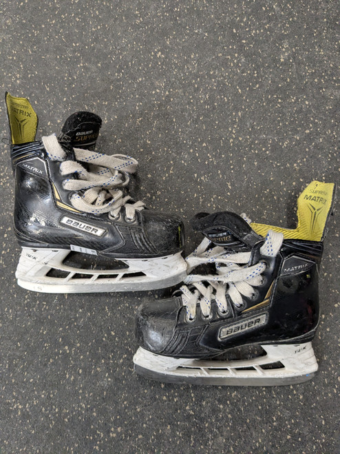 Vist Large View of Product Image Which is Used Bauer MATRIX Youth Hockey Skate Youth 12.5