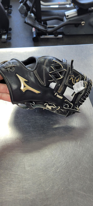 Vist Large View of Product Image Which is Used Mizuno GLOBAL ELITE GGE52VAXBK BB/SB Glove RH Throw Black 11 3/4"