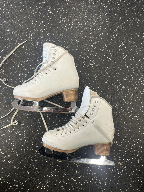 Vist Large View of Product Image Which is Used Jackson FREESTYLE Girls Figure Skate White Junior 04.5