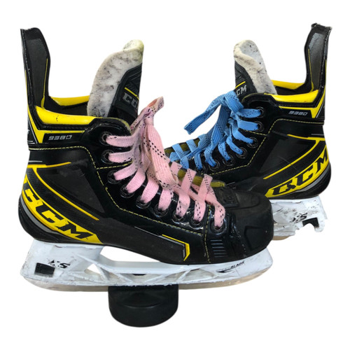 Vist Large View of Product Image Which is Used CCM SUPER TRACKS 9380 Junior Hockey Skate Junior 05.5