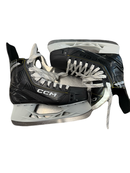 Vist Large View of Product Image Which is Used CCM AS-550 Junior Hockey Skate Junior 05