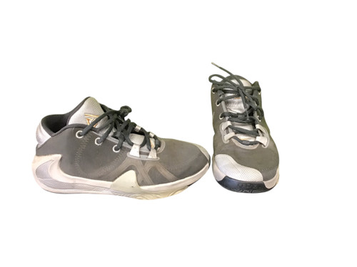 Vist Large View of Product Image Which is USED NIKE BASKETBALL SHOES M BLACK YOUTH 06.0