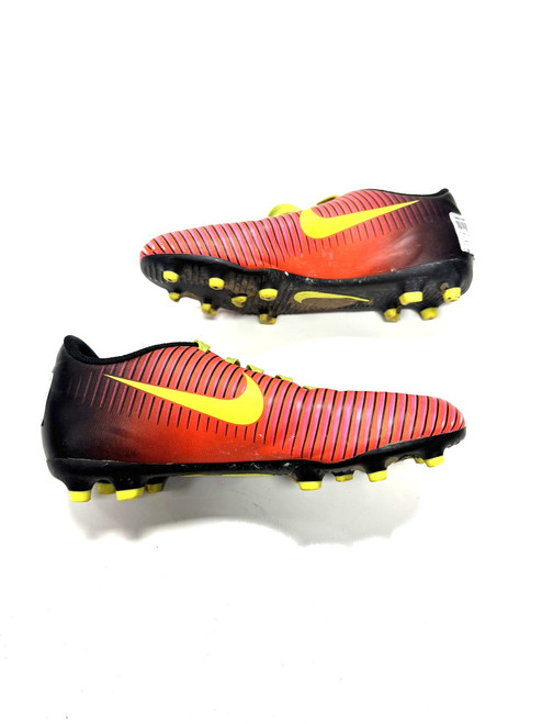 Vist Large View of Product Image Which is Used Nike Soccer Cleats Orange Junior 05.5