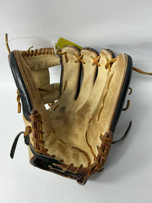 Vist Large View of Product Image Which is Used Wilson A2K BB/SB Glove RH Throw Black And Tan 11 3/4"
