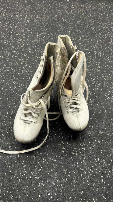 Used MONARCH Girls Figure Skate White Junior 02 11162-S000438519 Vist Large View of Product Image Which is Used MONARCH Girls Figure Skate White Junior 02