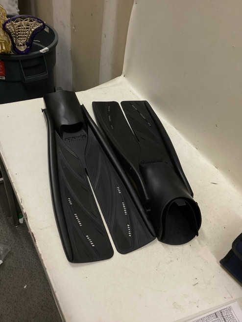 Vist Large View of Product Image Which is Used ATOMIC SPLITFINS WITH SPRING STRAPS Underwater Fins Black LG