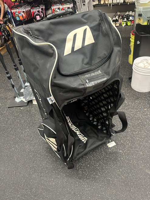 Used WinnWell CLEAN LOCKER Sr Hockey Wheeled Black 11162-S000438783 Vist Large View of Product Image Which is Used WinnWell CLEAN LOCKER Sr Hockey Wheeled Black