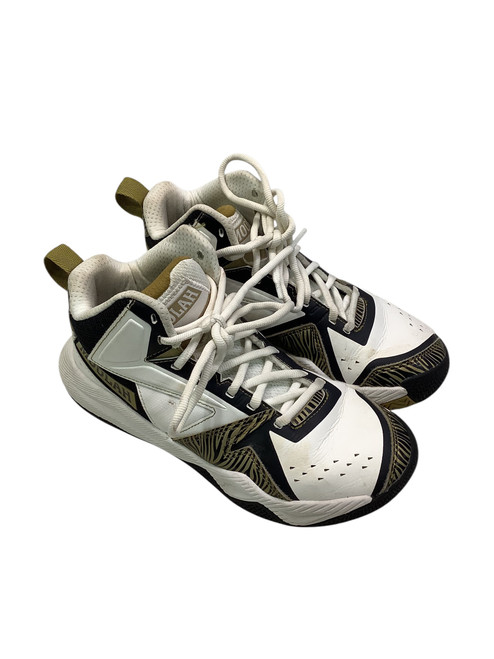 Vist Large View of Product Image Which is Used Basketball Shoes Y White Junior 04.5