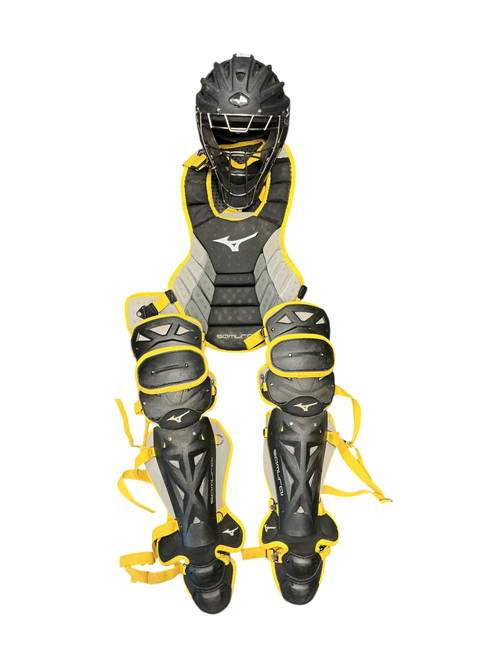 Vist Large View of Product Image Which is Used Mizuno SAMURAI Catchers Helmet w/Mask Black And Yellow MD