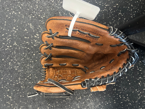 Used Louisville Slugger GEN1000P BB/SB Glove RH Throw Brown 10" 11726-S000288152 Vist Large View of Product Image Which is Used Louisville Slugger GEN1000P BB/SB Glove RH Throw Brown 10"
