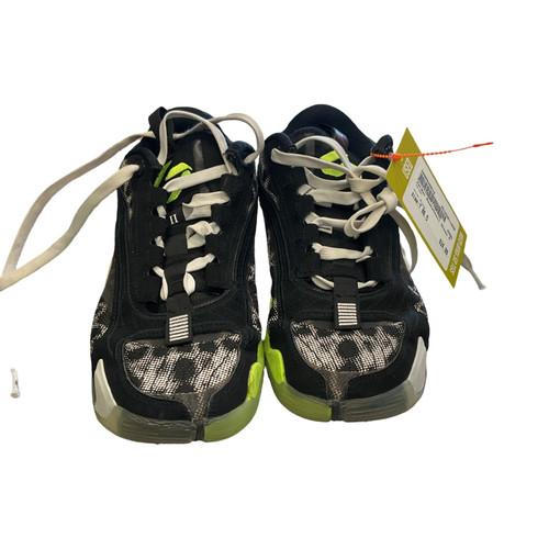 Vist Large View of Product Image Which is Jordan Basketball Shoes M Black Youth 06.5