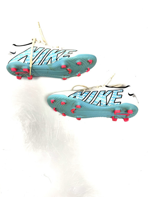 Used Nike Soccer Cleats White Senior 6 11860-C000299917 Vist Large View of Product Image Which is Used Nike Soccer Cleats White Senior 6