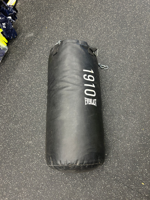 Used Everest 1910 Boxing Heavy Bag Black 40 lb 11162-C000439075 Vist Large View of Product Image Which is Used Everest 1910 Boxing Heavy Bag Black 40 lb