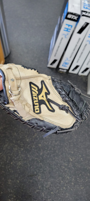 Vist Large View of Product Image Which is Used Mizuno PROSPECT BB/SB Catchers RH Throw None 32 1/2"