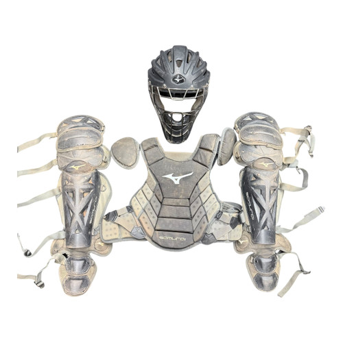 Vist Large View of Product Image Which is Used Mizuno SAMURAI Catchers Helmet Set Youth Black S/M