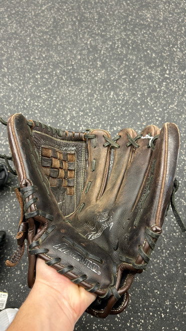 Vist Large View of Product Image Which is Used Mizuno SUPREME RH Throw Fastpitch Gloves Brown 12"