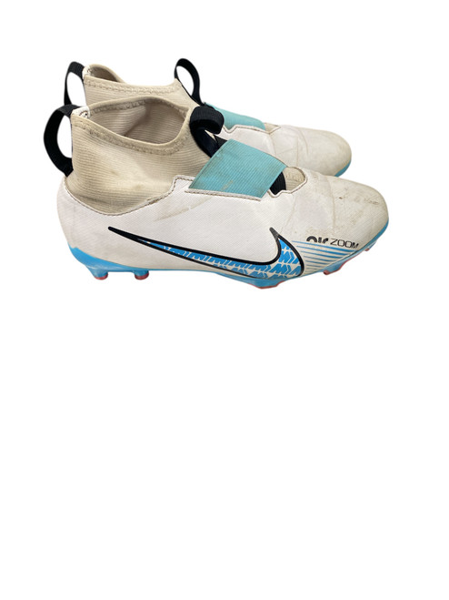 Vist Large View of Product Image Which is Used Nike Soccer Cleats White Junior 02.5