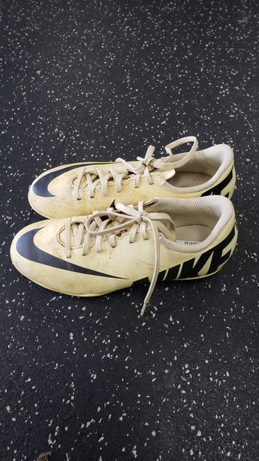Vist Large View of Product Image Which is Used Nike MERCURIAL Soccer Cleats White Junior 01