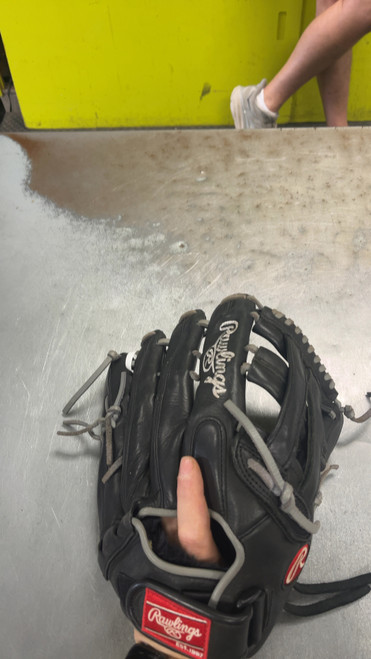 Used Rawlings GG130FS BB/SB Glove RH Throw None 13" 11793-S000257817 Vist Large View of Product Image Which is Used Rawlings GG130FS BB/SB Glove RH Throw None 13"