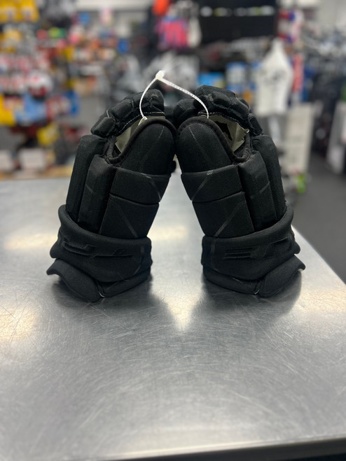 Vist Large View of Product Image Which is Used True CATALYST BLACK Senior Gloves Black 15"