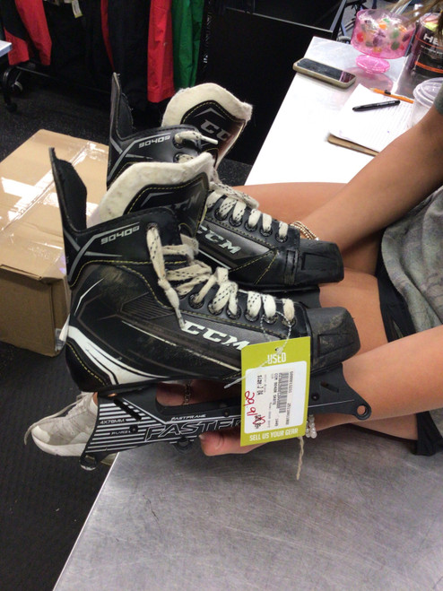 Vist Large View of Product Image Which is Used CCM 9040R SKATE Junior Aggressive Skates Black Junior 04