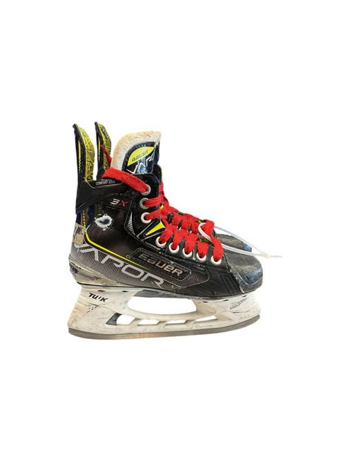Vist Large View of Product Image Which is Used Bauer 3X SZ 2.5 Junior Hockey Skate Junior 02.5