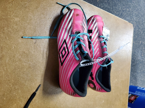 Vist Large View of Product Image Which is Used Umbro Soccer Cleats Pink Junior 01
