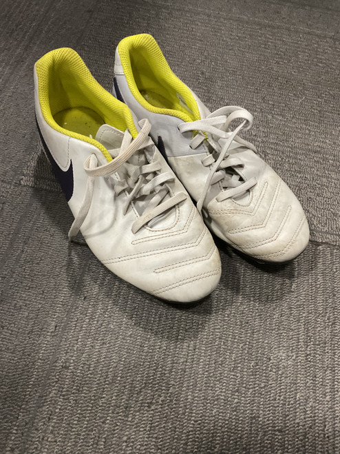 Vist Large View of Product Image Which is Used Nike Soccer Cleats White Junior 05.5