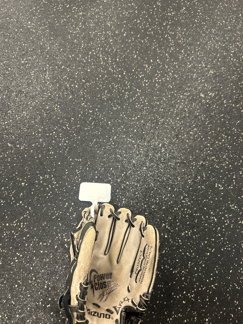 Vist Large View of Product Image Which is Used Mizuno GPP 900 BB/SB Glove RH Throw Grey 9"