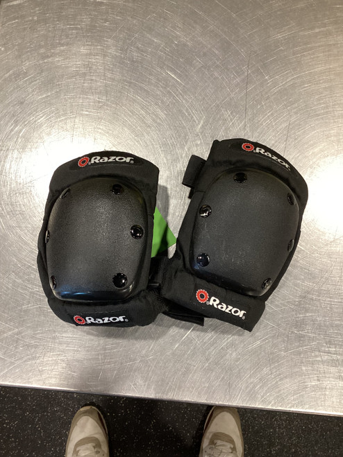 Vist Large View of Product Image Which is Used Razor Skateboard Kneepads Black LG