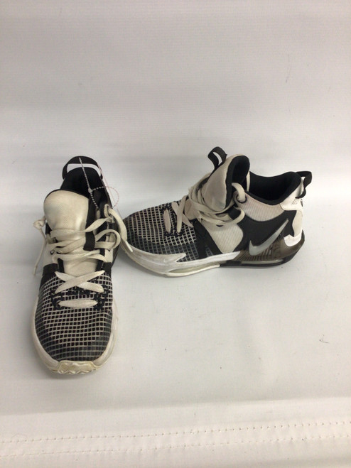 Vist Large View of Product Image Which is Basketball shoes 