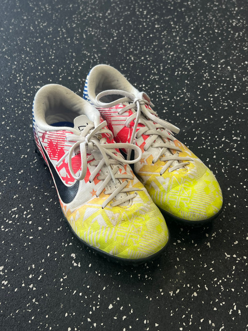 Vist Large View of Product Image Which is Used Nike Soccer Turf Shoes White Junior 03