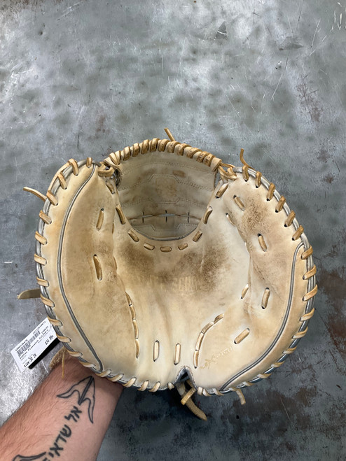 Vist Large View of Product Image Which is Used Easton PLEXNOTCH BB/SB Catchers RH Throw White 30"