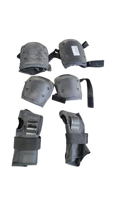 Vist Large View of Product Image Which is Used EIGHTBALL PROTECTIVE SET Inline Protective Set Black Senior