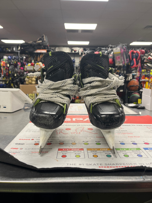 Vist Large View of Product Image Which is Used Bauer ELITE Junior Hockey Skate Junior 01.5