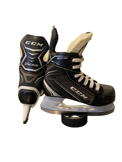 Vist Large View of Product Image Which is Used CCM TACKS 9040. Junior Hockey Skate Junior 01
