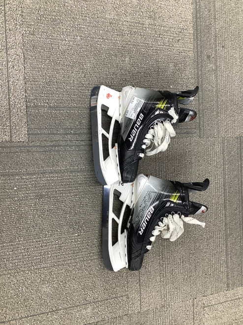 Vist Large View of Product Image Which is Used Bauer HYPERLITE 2 Intermediate Hockey Skate Intermediate 5.0