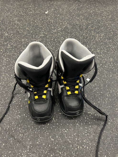 Vist Large View of Product Image Which is Used Burton FRETTSTYLE Boys Snowboard Boots Black Junior 05