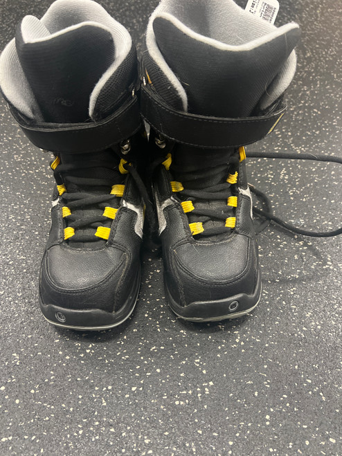 Vist Large View of Product Image Which is Used Burton FREESTYLE BOOTS Boys Snowboard Boots Black Junior 06