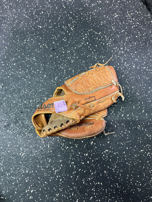 Vist Large View of Product Image Which is Used Wilson A2185 BB/SB Glove RH Throw Brown 11"