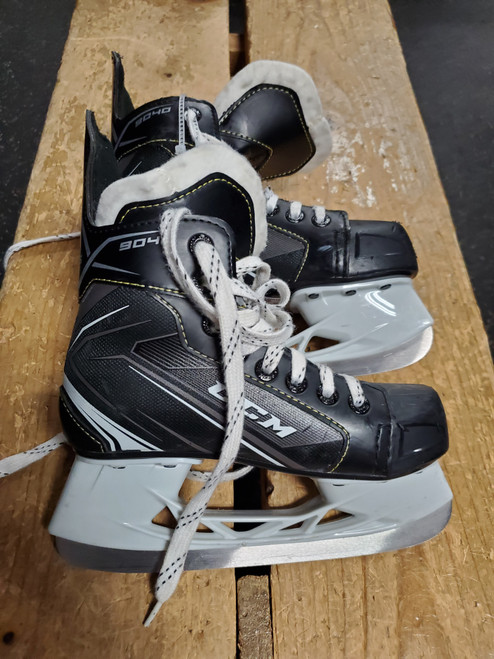 Vist Large View of Product Image Which is Used CCM 9040 TACKS Junior Hockey Skate Junior 01