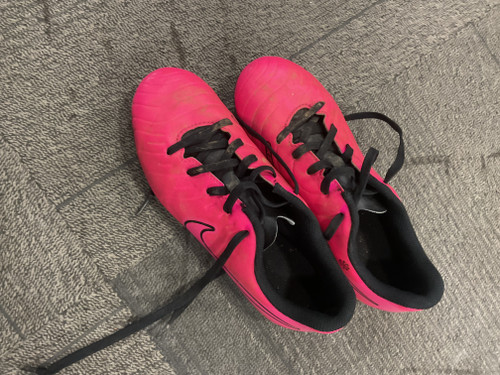 Vist Large View of Product Image Which is Used Nike Soccer Cleats Pink Junior 02